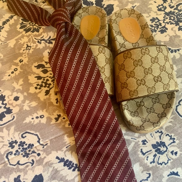 Gucci tie Maroon in color..silk. Very nice for any attire. Like new with style. - Picture 1 of 5